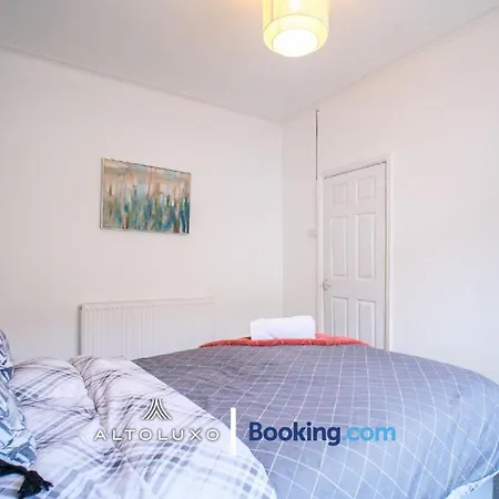Byron Spacious 4br 2-storey House By Altoluxo Short Lets & Serviced With Free Wifi & Parking *