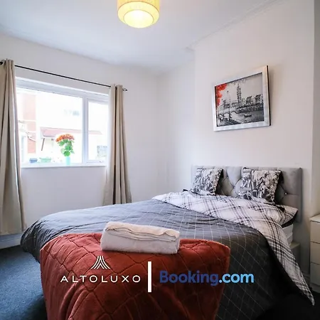 Byron Spacious 4br 2-storey House By Altoluxo Short Lets & Serviced With Free Wifi & Parking * Bristol