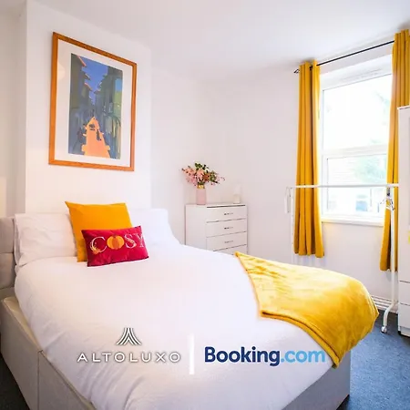 Byron Spacious 4br 2-storey House By Altoluxo Short Lets & Serviced With Free Wifi & Parking דירה בריסטול