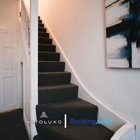 Byron Spacious 4br 2-storey House By Altoluxo Short Lets & Serviced With Free Wifi & Parking *