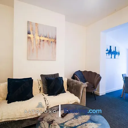 Byron Spacious 4br 2-storey House By Altoluxo Short Lets & Serviced With Free Wifi & Parking דירה