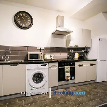 Byron Spacious 4br 2-storey House By Altoluxo Short Lets & Serviced With Free Wifi & Parking Appartement *
