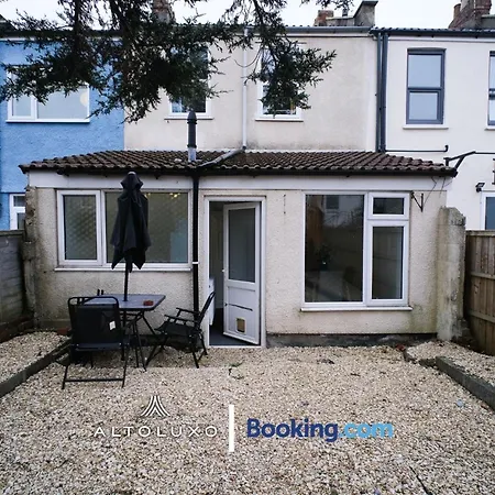 Byron Spacious 4br 2-storey House By Altoluxo Short Lets & Serviced With Free Wifi & Parking * בריסטול