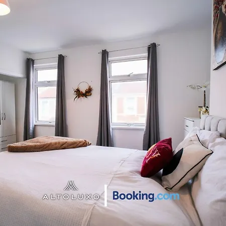 Byron Spacious 4br 2-storey House By Altoluxo Short Lets & Serviced With Free Wifi & Parking דירה *