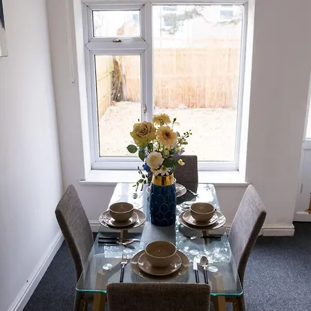 Byron Spacious 4br 2-storey House By Altoluxo Short Lets & Serviced With Free Wifi & Parking