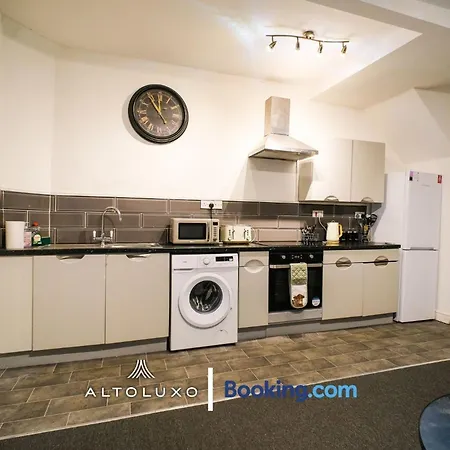 Byron Spacious 4br 2-storey House By Altoluxo Short Lets & Serviced With Free Wifi & Parking דירה