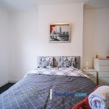 Byron Spacious 4br 2-storey House By Altoluxo Short Lets & Serviced With Free Wifi & Parking דירה *