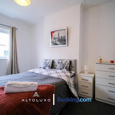 Byron Spacious 4br 2-storey House By Altoluxo Short Lets & Serviced With Free Wifi & Parking